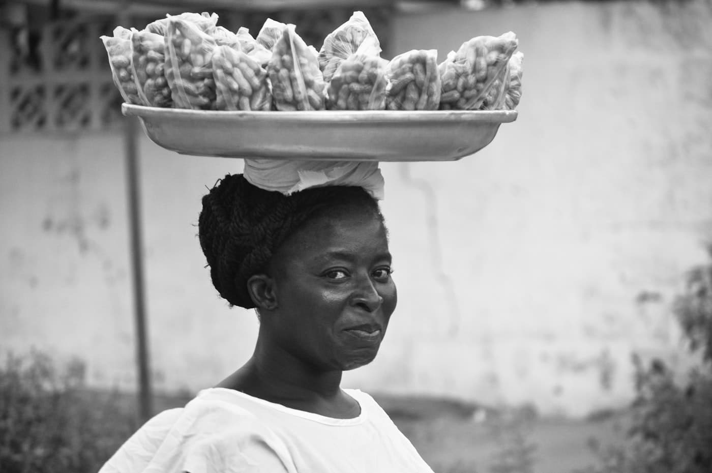 A woman in Accra selling groundnuts from a tray on her head